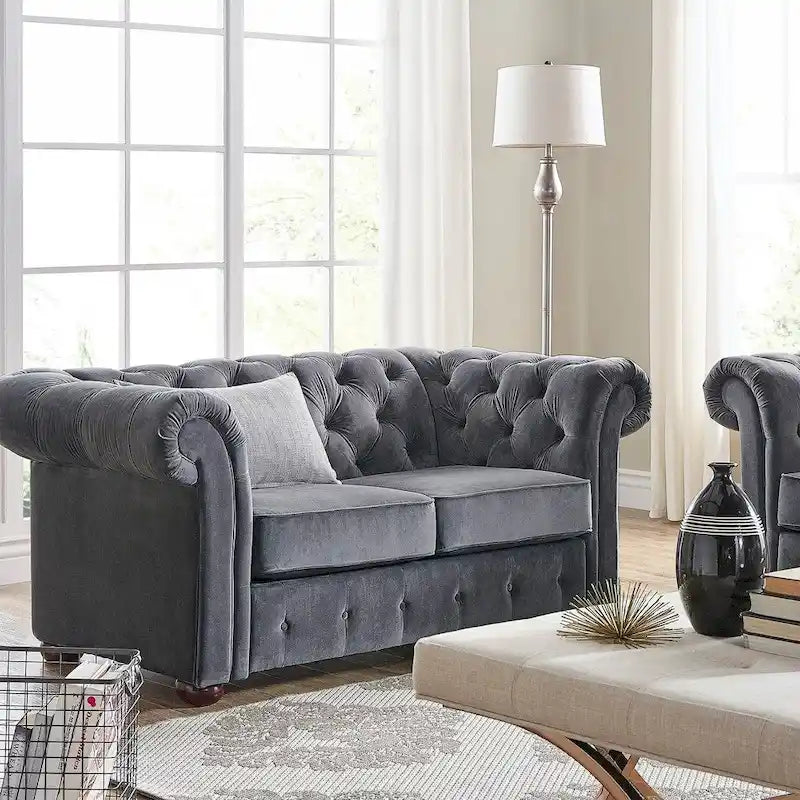 Chesterfield-Zweisitzer mit geknöpften Polsterungen und geschwungenen Armlehnen