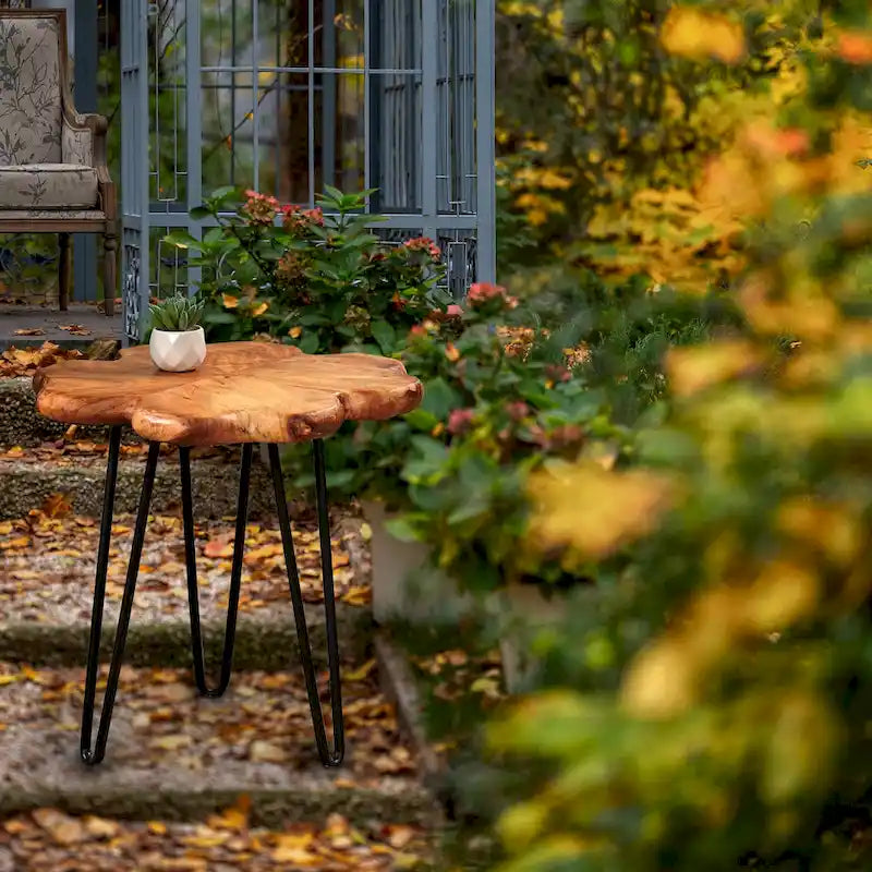 Couchtisch aus Massivholz mit natürlicher Kante, Tisch aus 4 Platten mit Haarnadelbeinen