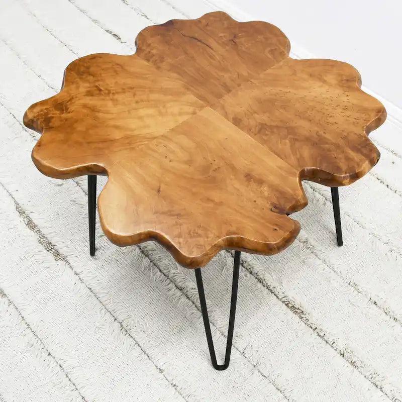 Couchtisch aus Massivholz mit natürlicher Kante, Tisch aus 4 Platten mit Haarnadelbeinen