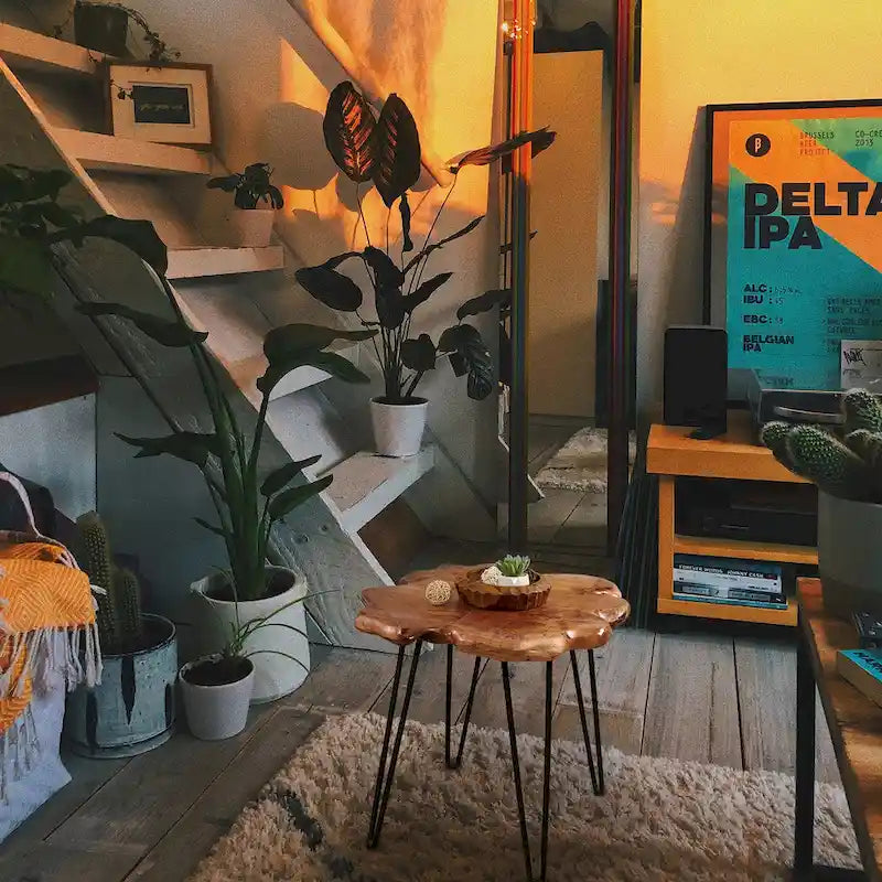 Couchtisch aus Massivholz mit natürlicher Kante, Tisch aus 4 Platten mit Haarnadelbeinen