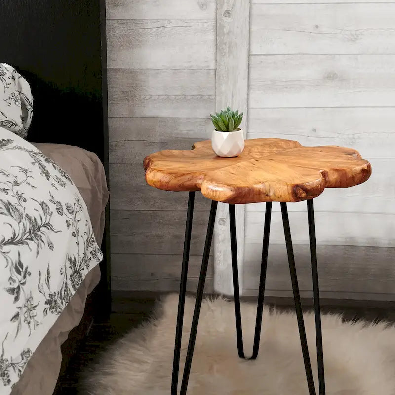 Couchtisch aus Massivholz mit natürlicher Kante, Tisch aus 4 Platten mit Haarnadelbeinen