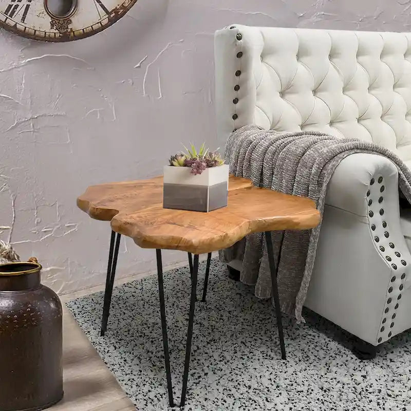 Couchtisch aus Massivholz mit natürlicher Kante, Tisch aus 4 Platten mit Haarnadelbeinen