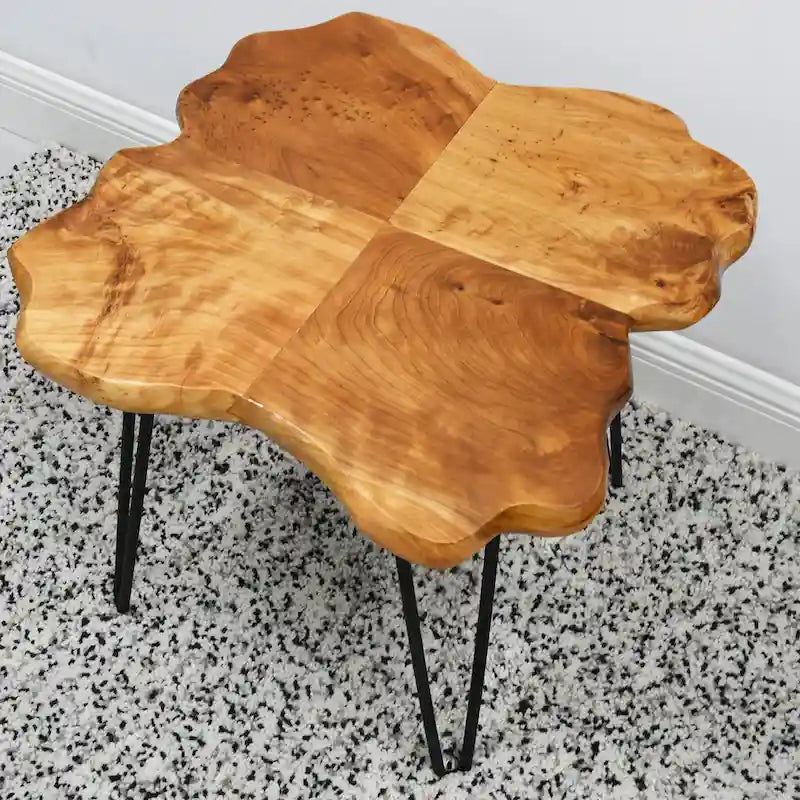 Couchtisch aus Massivholz mit natürlicher Kante, Tisch aus 4 Platten mit Haarnadelbeinen