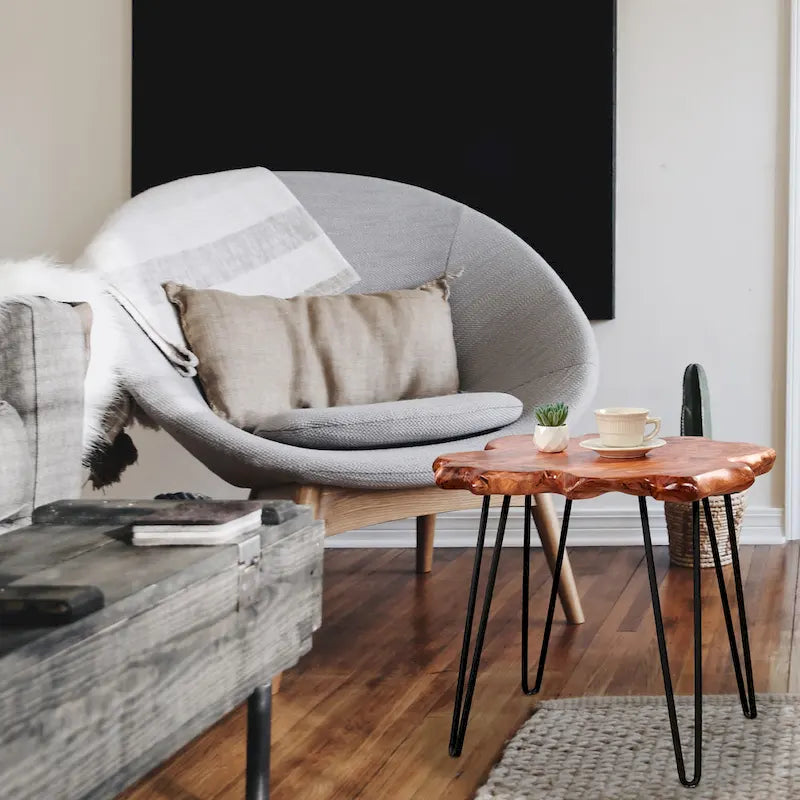 Couchtisch aus Massivholz mit natürlicher Kante, Tisch aus 4 Platten mit Haarnadelbeinen