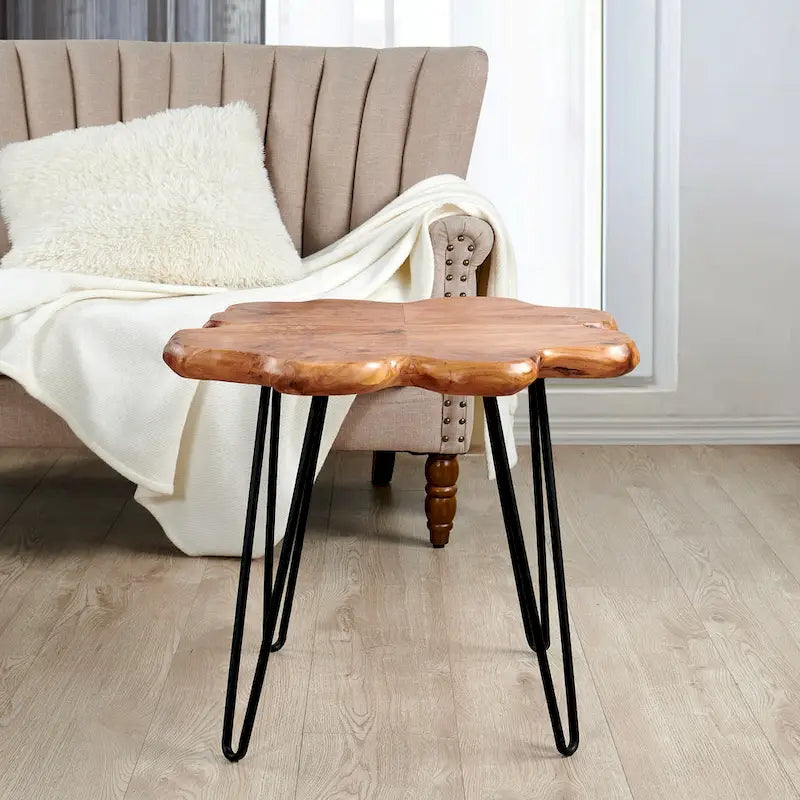 Couchtisch aus Massivholz mit natürlicher Kante, Tisch aus 4 Platten mit Haarnadelbeinen