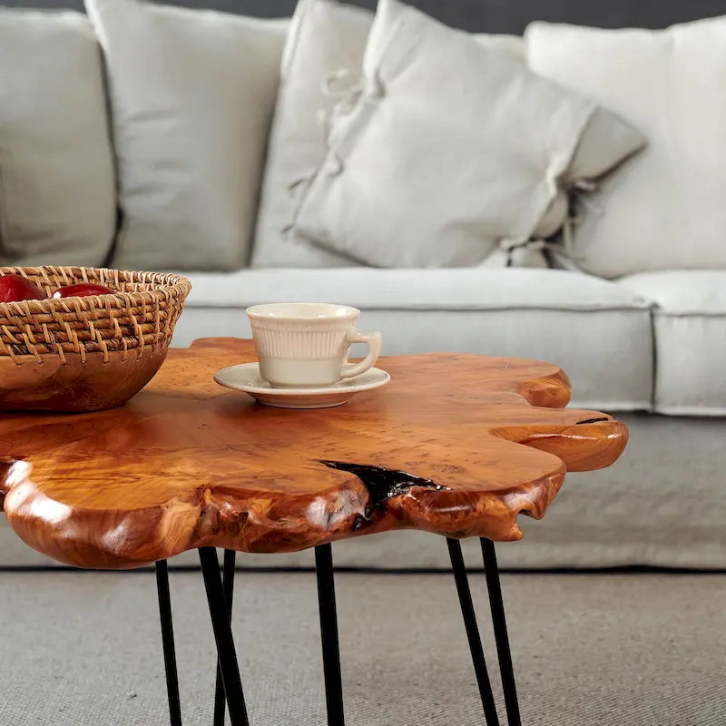 Couchtisch aus Massivholz mit natürlicher Kante, Tisch aus 4 Platten mit Haarnadelbeinen