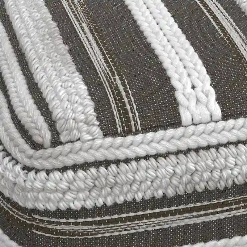 Quadratischer Boho-Pouf mit handgewebtem Muster