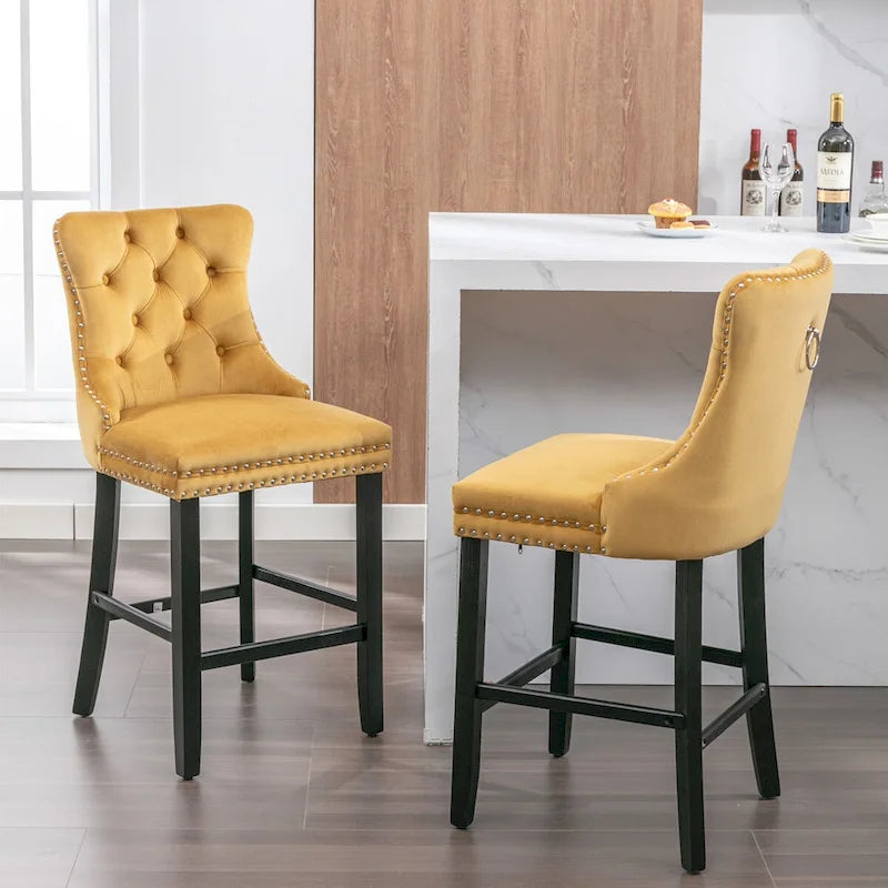 Tabourets de bar rembourrés en velours avec décoration capitonnée à boutons, pieds en bois, garniture de clous chromés, style décontracté