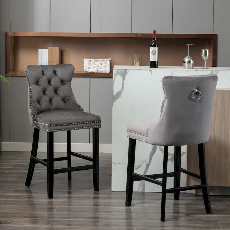 Tabourets de bar rembourrés en velours avec décoration capitonnée à boutons, pieds en bois, garniture de clous chromés, style décontracté