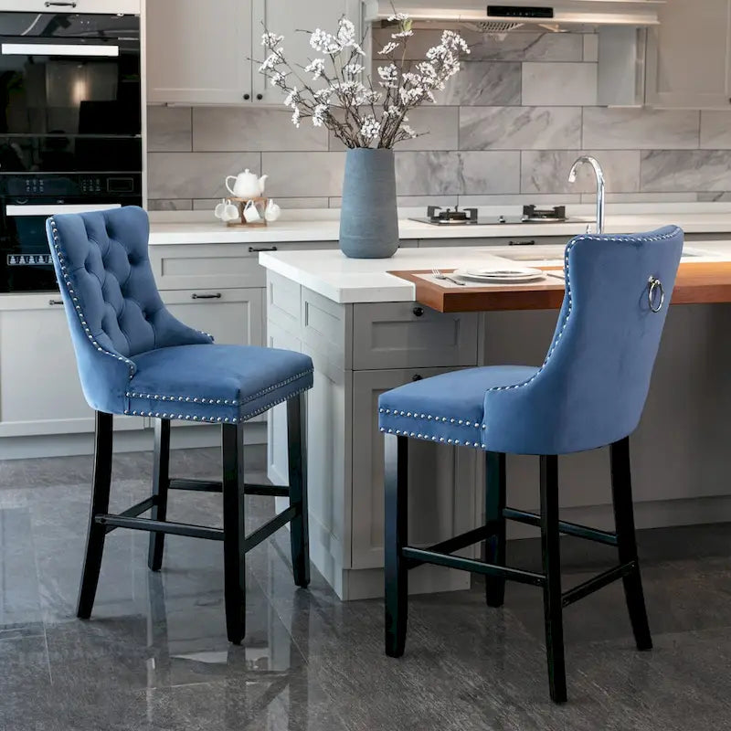 Tabourets de bar rembourrés en velours avec décoration capitonnée à boutons, pieds en bois, garniture de clous chromés, style décontracté